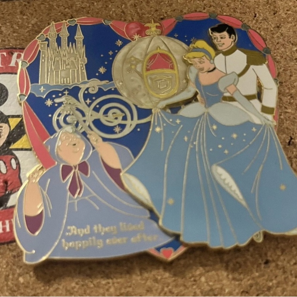 Collector’s Disney 3D Jumbo Pin Cinderella “And They Lived Happily Ever After” - Picture 3 of 4